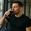 Sportler trinkt Shilajit-Smoothie zur Regeneration nach dem Training